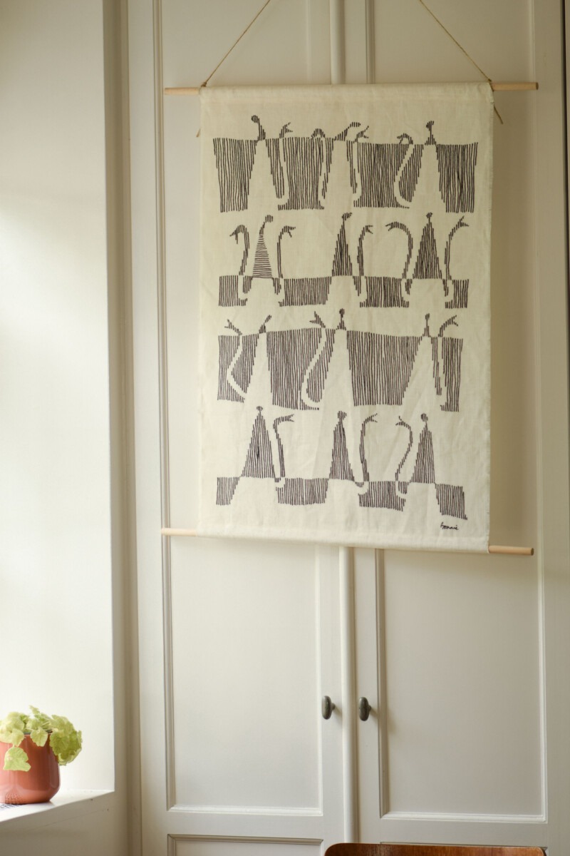 wanddoek bij raam met plantje