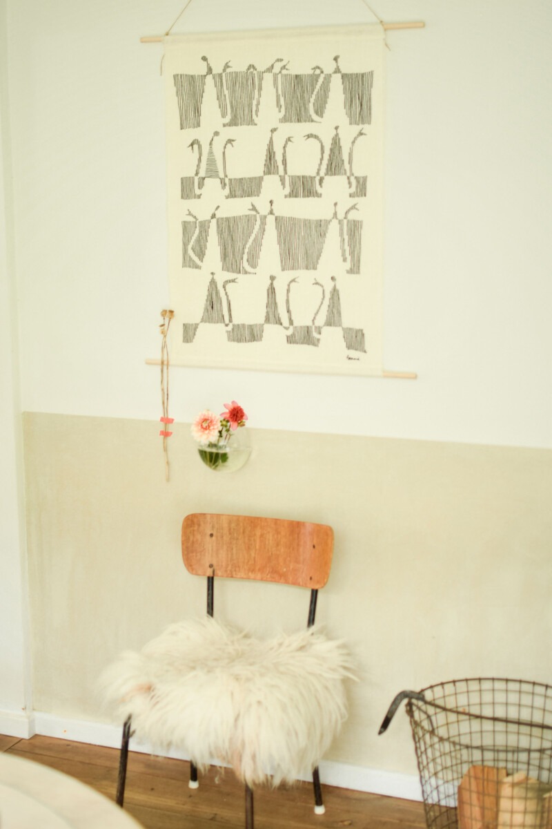 wanddoek in keuken met stoel