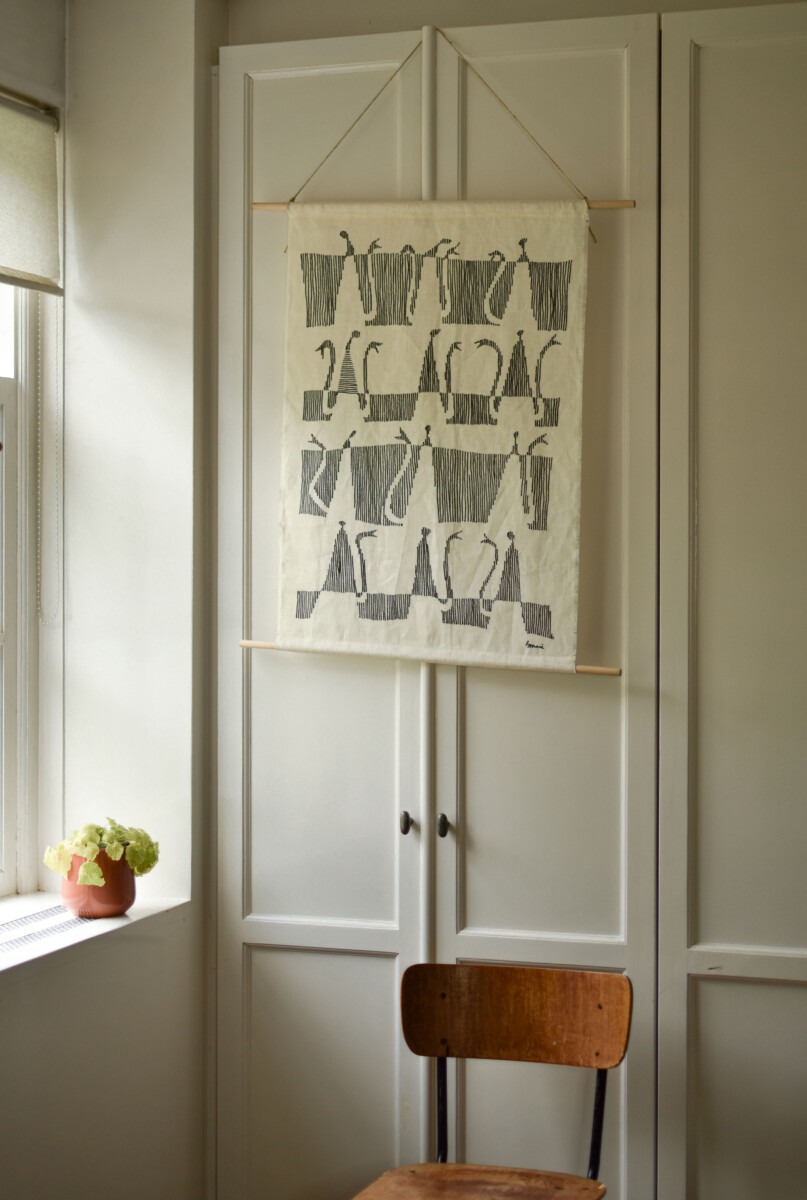 wanddoek m linnen aan kast bij raam